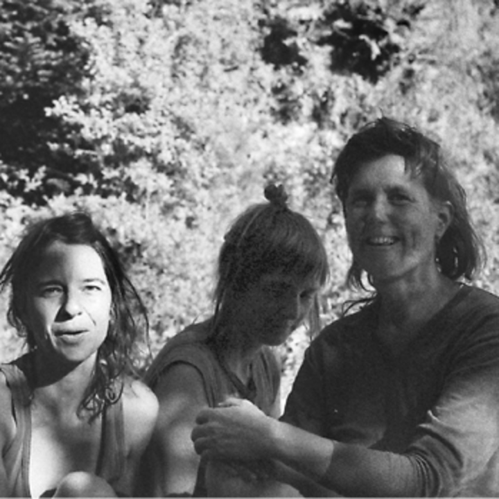Anne, C&eacute;line et Brigitte en bord de rivi&egrave;re.