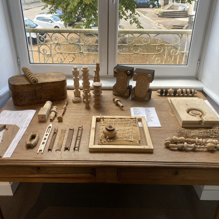 TABLE DE RECHERCHES - mise en sc&egrave;ne d'objets fabriqu&eacute;s pendant la r&eacute;sidence et d'objets de Marine Chevanse