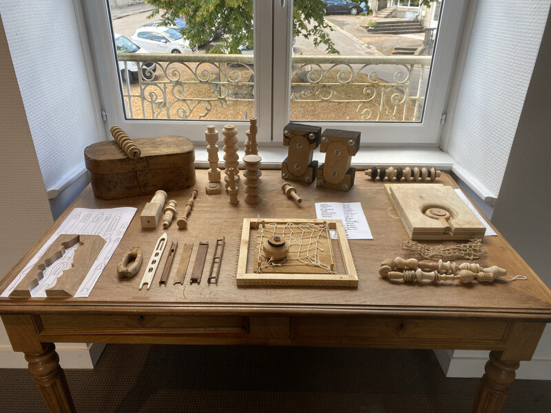 TABLE DE RECHERCHES - mise en sc&egrave;ne d'objets fabriqu&eacute;s pendant la r&eacute;sidence et d'objets de Marine Chevanse