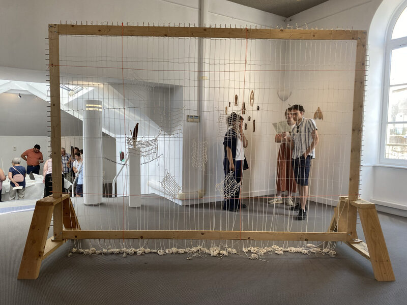 V&OElig;UX DE DOUTE, N&OElig;UDS D&rsquo;&Eacute;COUTE - installation r&eacute;alis&eacute;e par les &eacute;l&egrave;ves