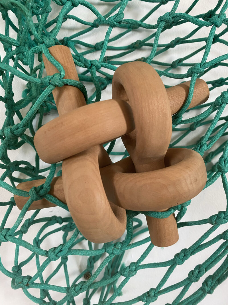 S&rsquo;AMARRER - sculpture en bois et filet r&eacute;colt&eacute;, r&eacute;alis&eacute;e par les &eacute;l&egrave;ves