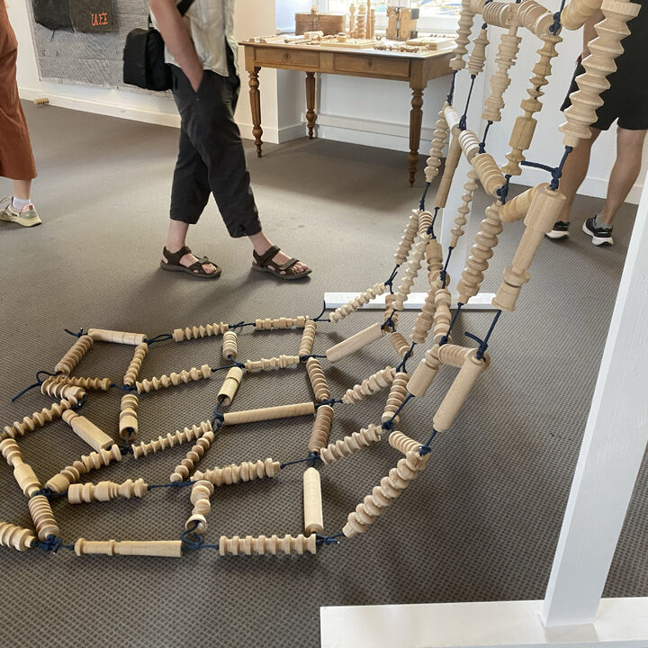 DOUTER - installation, cordes et bois tourn&eacute; par les &eacute;l&egrave;ves