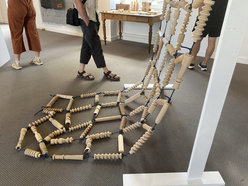 DOUTER - installation, cordes et bois tourn&eacute; par les &eacute;l&egrave;ves