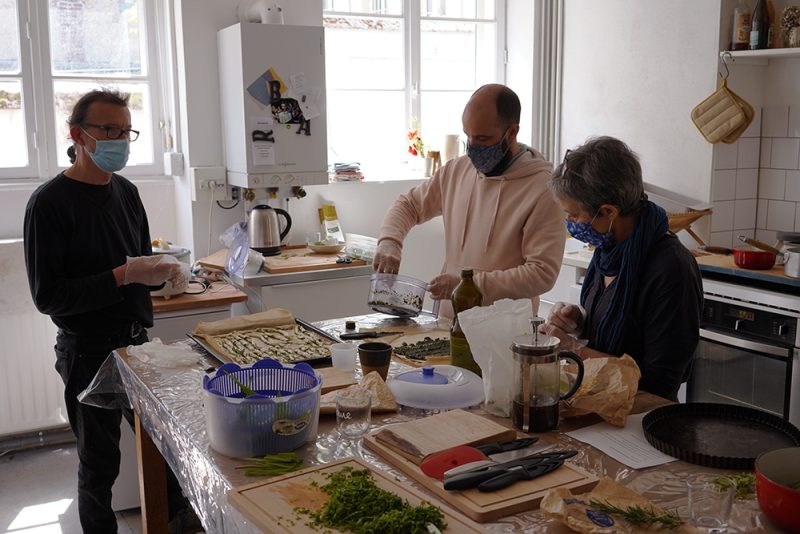 confection de mets &agrave; partir des plantes r&eacute;colt&eacute;es le matin