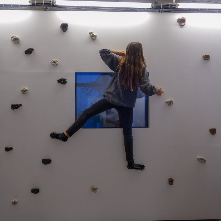 Mur d'escalade en c&eacute;ramique.