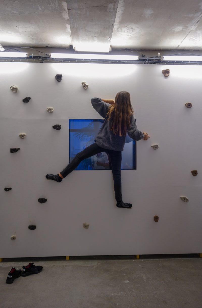 Mur d'escalade en c&eacute;ramique.