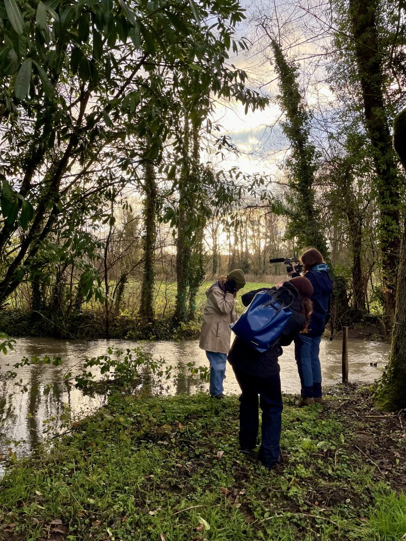 Chacune sa mani&egrave;re d'&eacute;couter la respiration de la rivi&egrave;re.