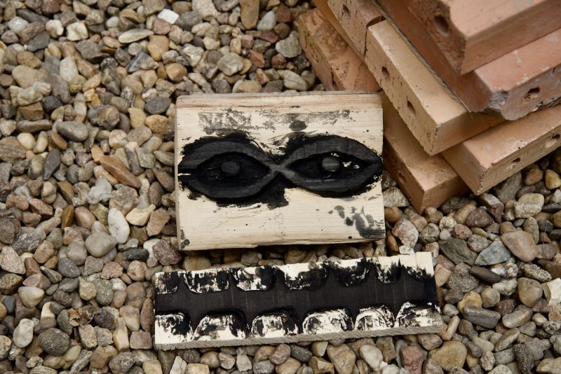 Tampon en bois pour orner les tissus avec de l&rsquo;encre de tanins de ronce.