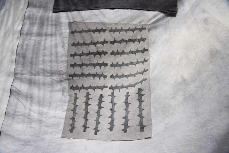 Tissu imprim&eacute; &agrave; l&rsquo;encre de tanins de ronce.