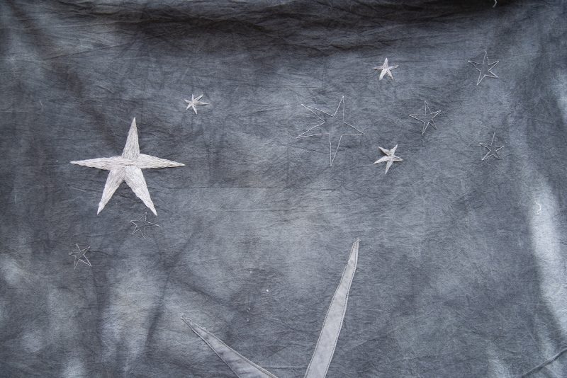 Tissus appliqu&eacute;s et &eacute;toiles brod&eacute;es d&rsquo;Harold Jodeau.