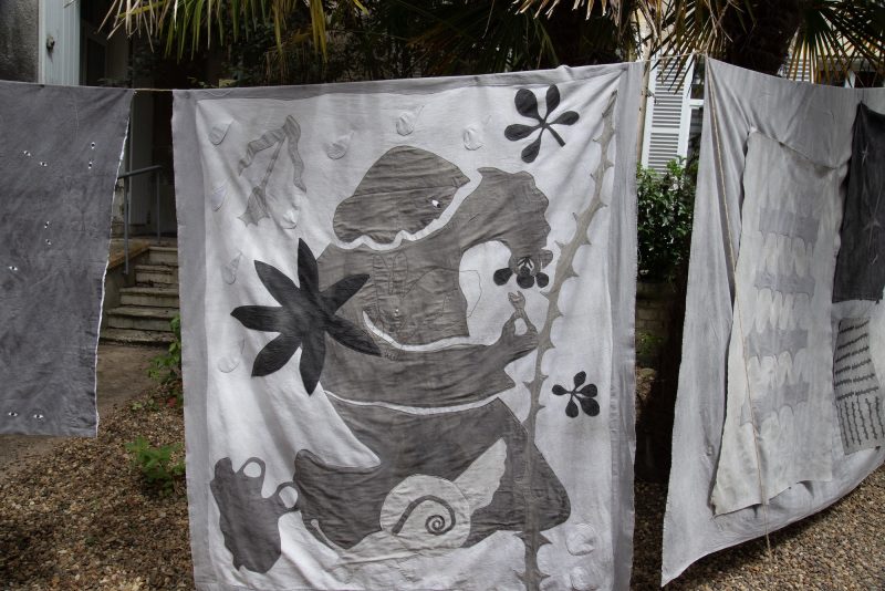 Tissus appliqu&eacute;s et broderies.