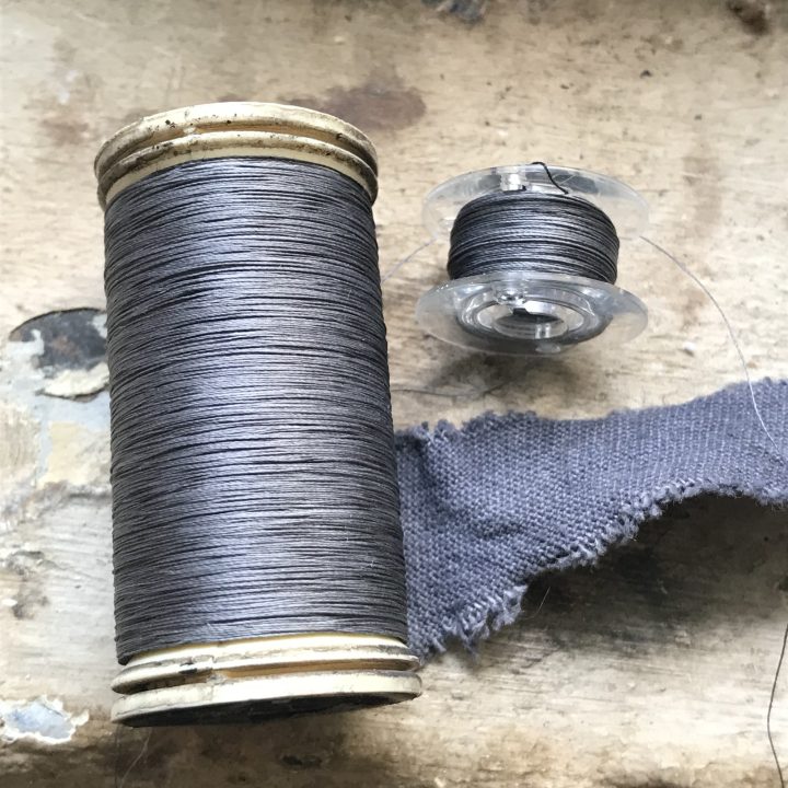 Fil de couture et tissu teint au tanins de ronce.