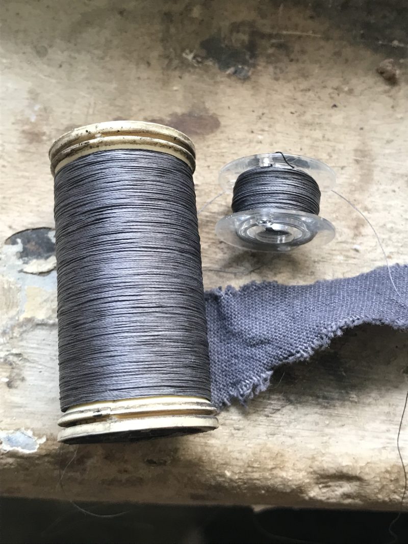 Fil de couture et tissu teint au tanins de ronce.