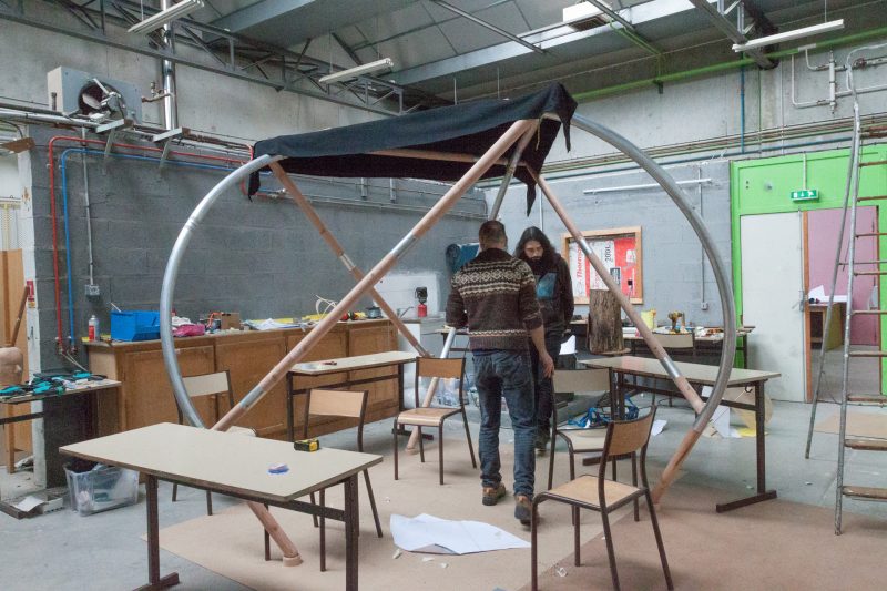 Montage de la structure de la tente d'&eacute;coute.
