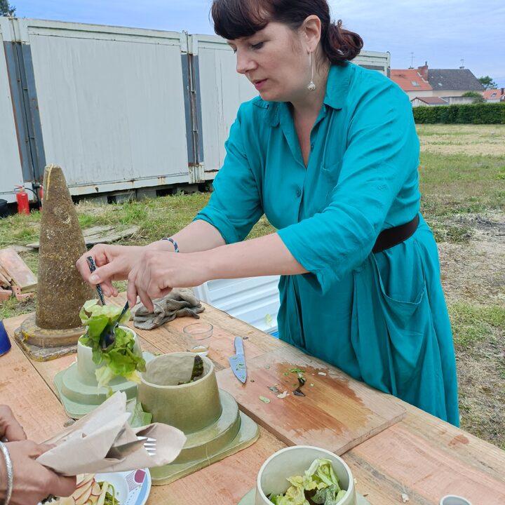 Banquet pr&eacute;par&eacute; dans les c&ocirc;nes en terre cuite