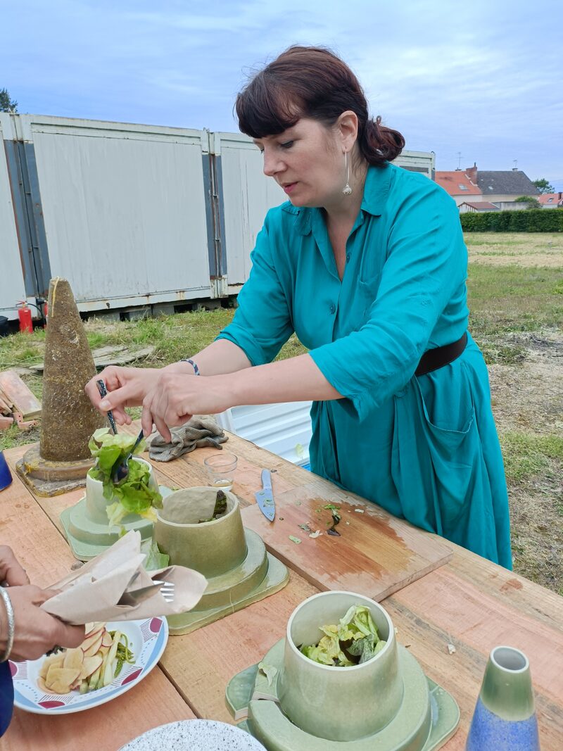 Banquet pr&eacute;par&eacute; dans les c&ocirc;nes en terre cuite