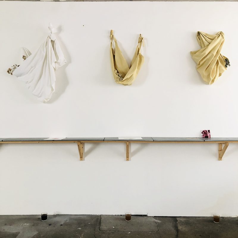 saquettes, draps, teintures et photographies / vue d&rsquo;exposition.