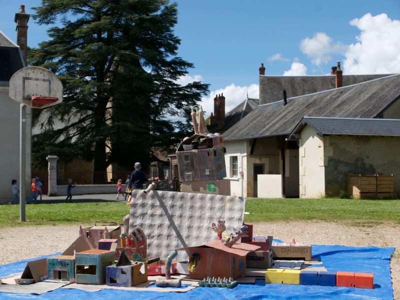 de haut en bas : la ville m&eacute;di&eacute;vale id&eacute;ale avec les ce1-ce2 / d&eacute;tail du jardin d'enfant / l'&icirc;le autonome id&eacute;ale avec les cp-ce1