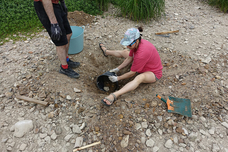 Katherine et Beno&icirc;t commencent &agrave; creuser le bain !