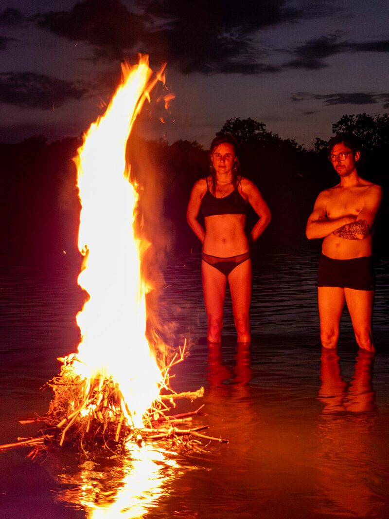 contemplation du feu sur le fleuve