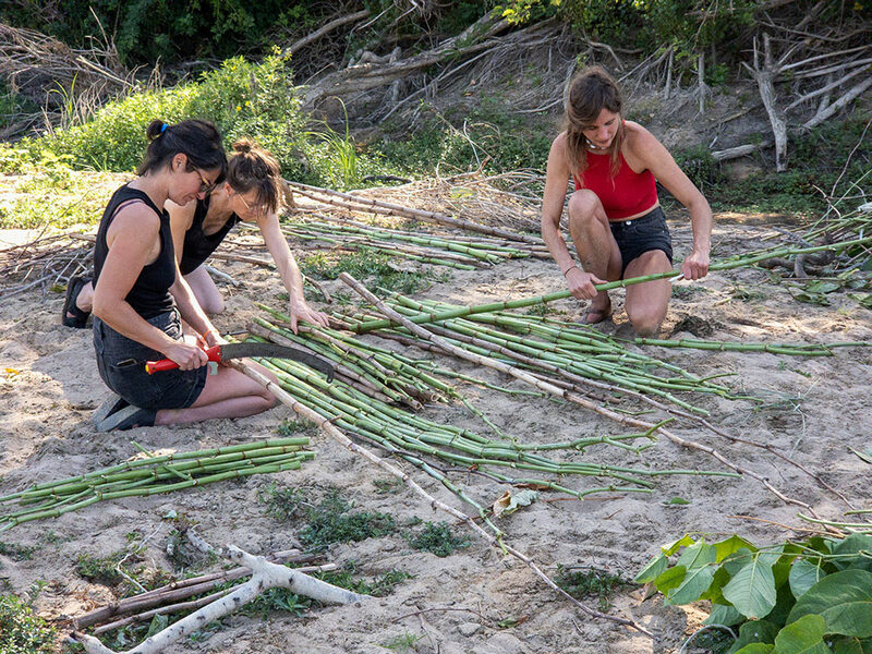 Claire, Anne et Dove confectionnent le radeau pour les ex voto