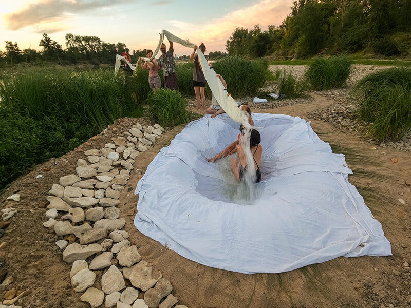Claire et Dove arros&eacute;es par le serpent de Loire, soutenu par Karine, Aurore, Medhi, Anne et Mathieu