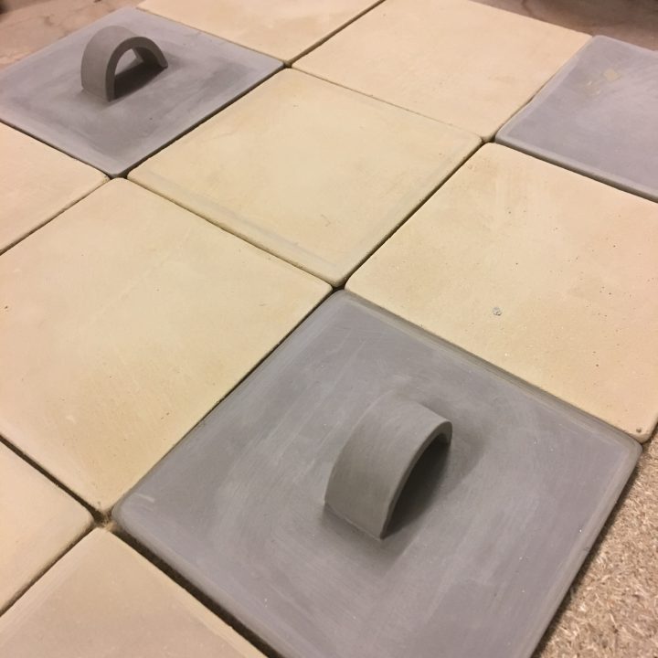 Carreaux r&eacute;alis&eacute;s &agrave; la main, fa&ccedil;onn&eacute;s en fonction de leur utilit&eacute;.