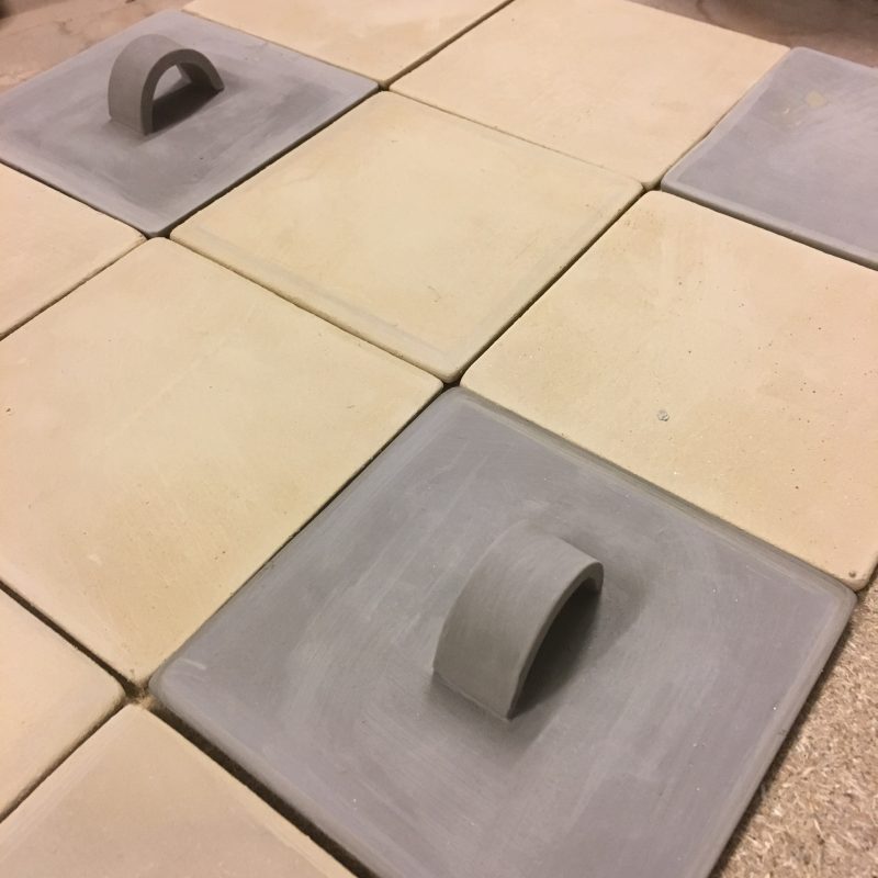 Carreaux r&eacute;alis&eacute;s &agrave; la main, fa&ccedil;onn&eacute;s en fonction de leur utilit&eacute;.