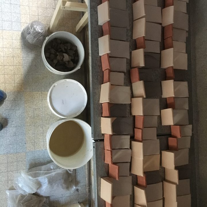 Recherches spéciales d'émaux pour les carreaux.