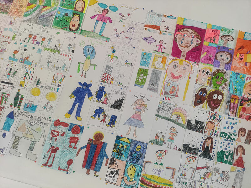 Vue de l'exposition sur les murs de l'&eacute;cole primaire.